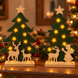 Due alberelli di Natale verdi con 10 LED caldi, decorazioni in legno con renne e angelo, ambientati insieme