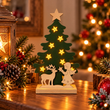 Alberello natalizio verde con angelo e renna in legno, illuminato da 10 LED caldi e ambientato su un mobile natalizio