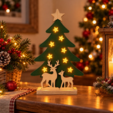 Alberello natalizio verde con renne in legno e 10 LED caldi, ambientato tra pigne, luci e decorazioni natalizie