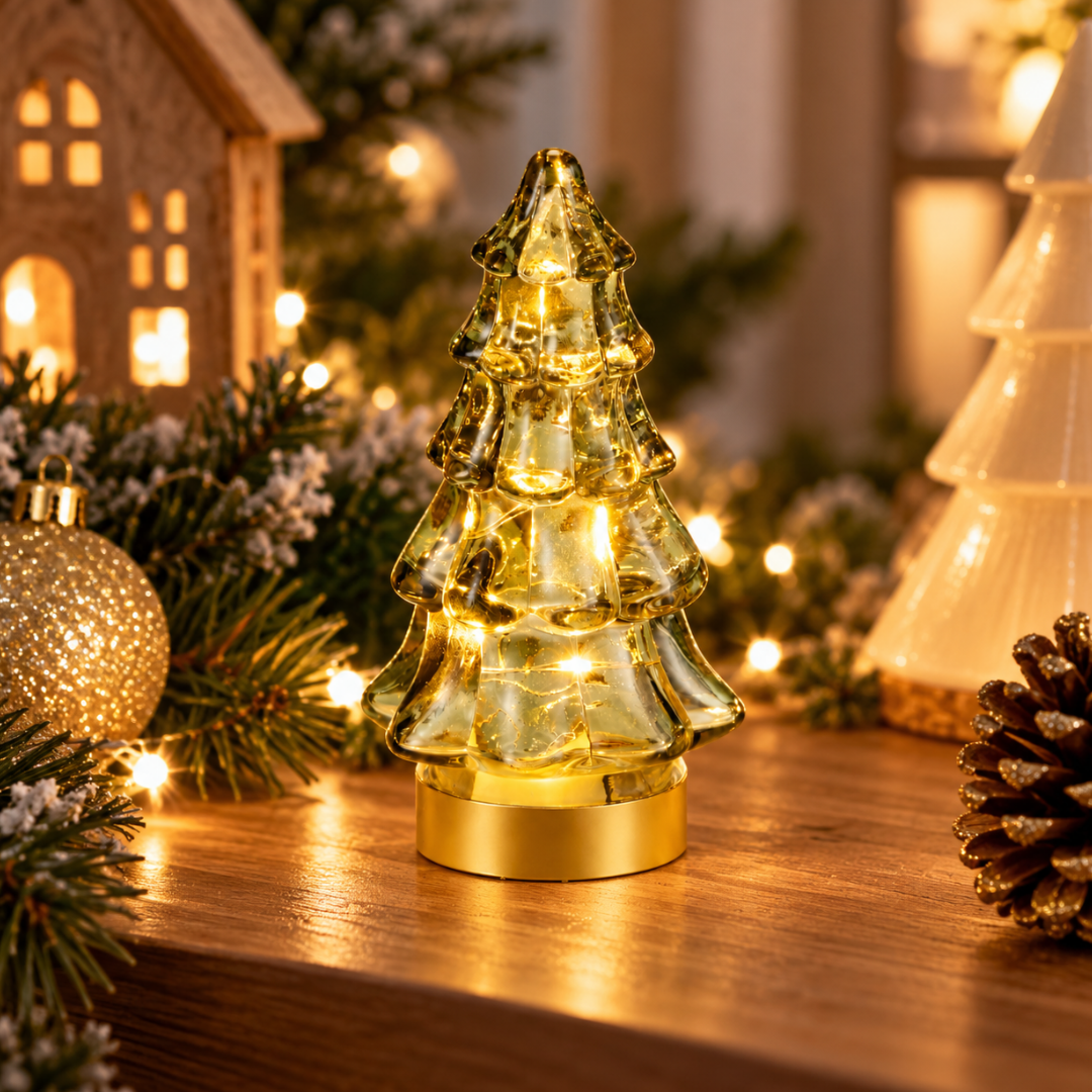 Alberello luminoso in vetro verde ambientato tra decorazioni natalizie