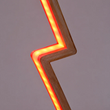 Dettaglio del profilo in legno dell'albero natalizio con striscia LED accesa di colore rossa.