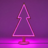Albero natalizio luminoso in legno sbiancato con profilo LED rosa.