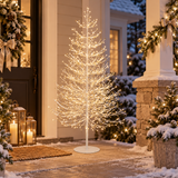 Albero luminoso bianco con luci calde ambientato all’esterno in una veranda natalizia innevata