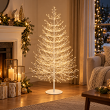 Albero luminoso bianco con luci calde ambientato in un elegante soggiorno decorato per Natale