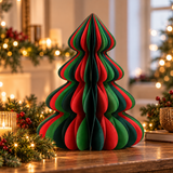 Albero di Natale decorativo in carta rosso e verde ambientato tra luci e decorazioni natalizie