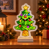 Albero di Natale sorridente luminoso ambientato su un mobile, circondato da luci e decorazioni natalizie