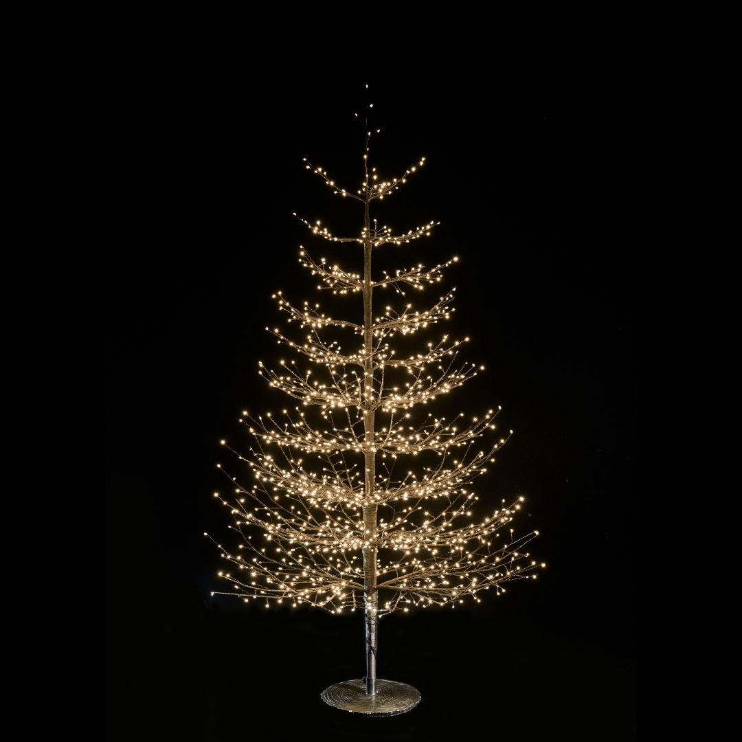 Albero decorativo natalizio alto 180cm con rami sottili illuminato da micro LED bianco caldo su sfondo nero.