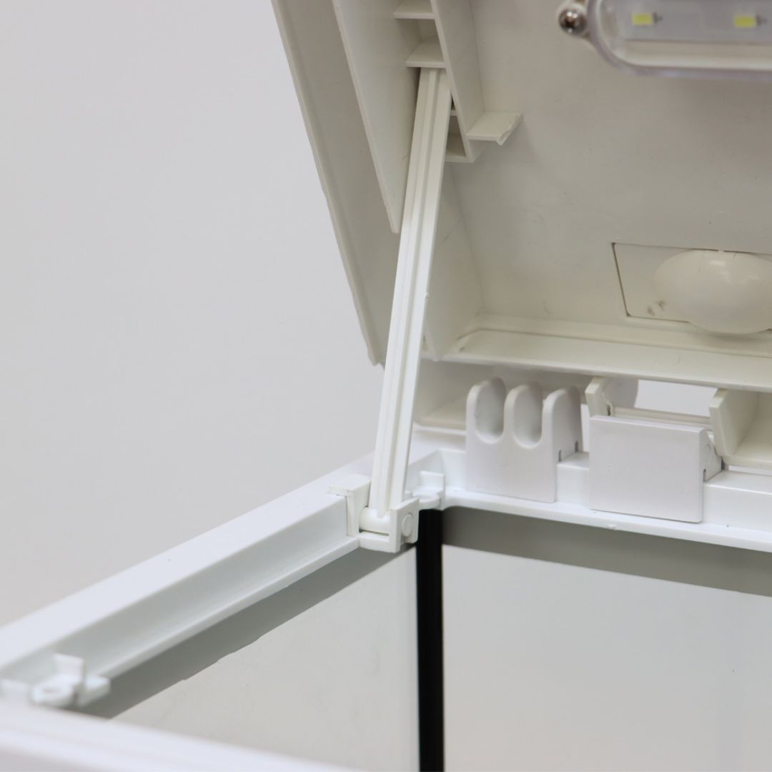 Dettaglio dell'apertura del coperchio dell'acquario Amtra Basic bianco.