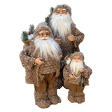 Insieme delle figure di diverse dimensioni di Babbo Natale in abiti beige con maglione lavorato, barba bianca, lanterna in mano e sacco con rami e pacchi regalo.