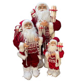 Insieme delle figure di diverse altezze di Babbo Natale con abito rosso bordato di pelliccia bianca, occhiali dorati, sacco sulle spalle e sci bianchi decorati con fiocchi di neve.