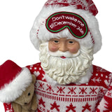 Dettaglio della mascherina per occhi di Babbo Natale con pigiama rosso e bianco a motivo natalizio.