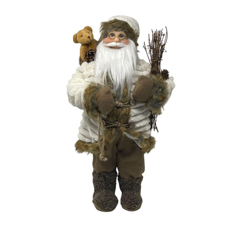Figura decorativa di Babbo Natale in abiti invernali beige e marroni, con occhiali, barba bianca, sacco con orsacchiotto e fascina di rami in mano, alto 45cm.