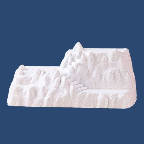 Base decorativa a forma di montagna innevata con scalinate, ideale per allestire villaggi natalizi e paesaggi invernali.