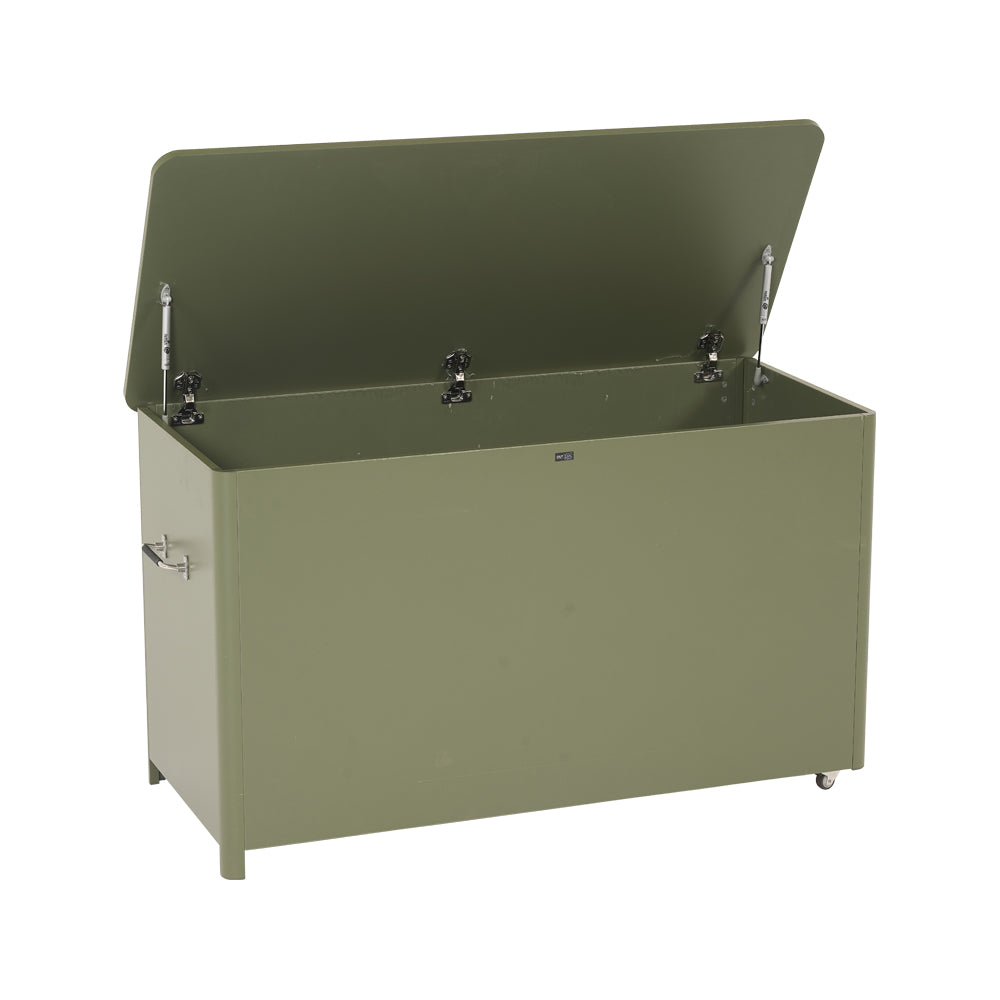 Baule da esterno verde con coperchio aperto