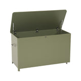 Baule da esterno verde con coperchio aperto