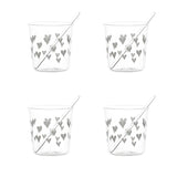 Set di quattro bicchierini in vetro trasparente con cuoricini bianchi e palettine incluse.