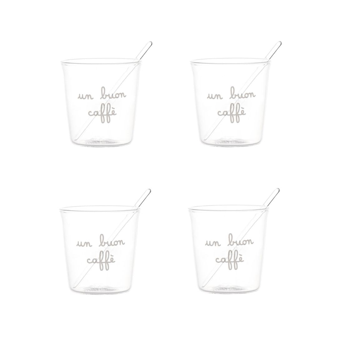 Set di quattro bicchierini in vetro trasparente con scritta bianca in corsivo "un buon caffè" e palettine incluse.
