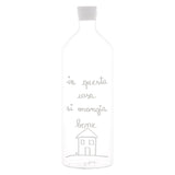 Bottiglia con tappo in vetro borosilicato con scritta bianca "in questa casa si mangia bene" e disegno di una casetta.