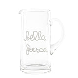 Brocca in vetro soffiato da 1,2 l con scritta in stampatello minuscolo "bella fresca".