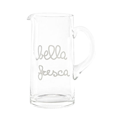 Brocca in vetro soffiato da 1,2 l con scritta in stampatello minuscolo "bella fresca".