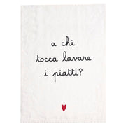 Canovaccio in lino bianco con scritta "a chi tocca lavare i piatti?" e cuoricino rosso.
