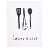 Canovaccio in lino bianco con scritta "cucino a casa" e disegno di utensili da cucina.