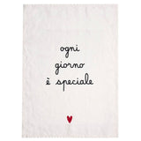 Canovaccio in lino bianco con scitta in nero "ogni giorno è speciale" e cuoricino rosso.