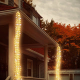 Due fili di cascate 900 micro LED ai bordi di un portico esterno di una casa.