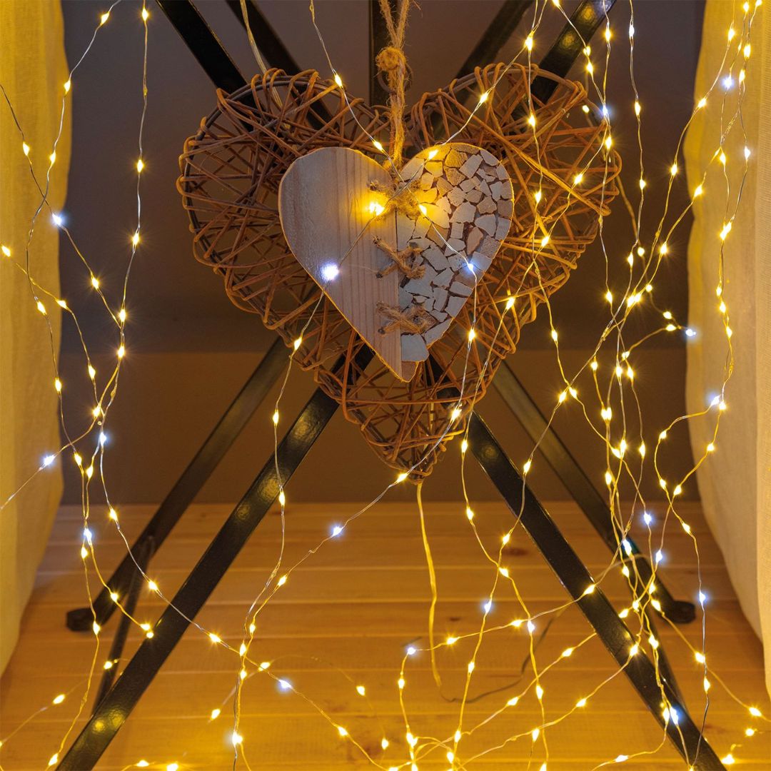 Allestimento interno con fili della cascata 900 micro LED bianco caldo e flash LED bianco freddo.