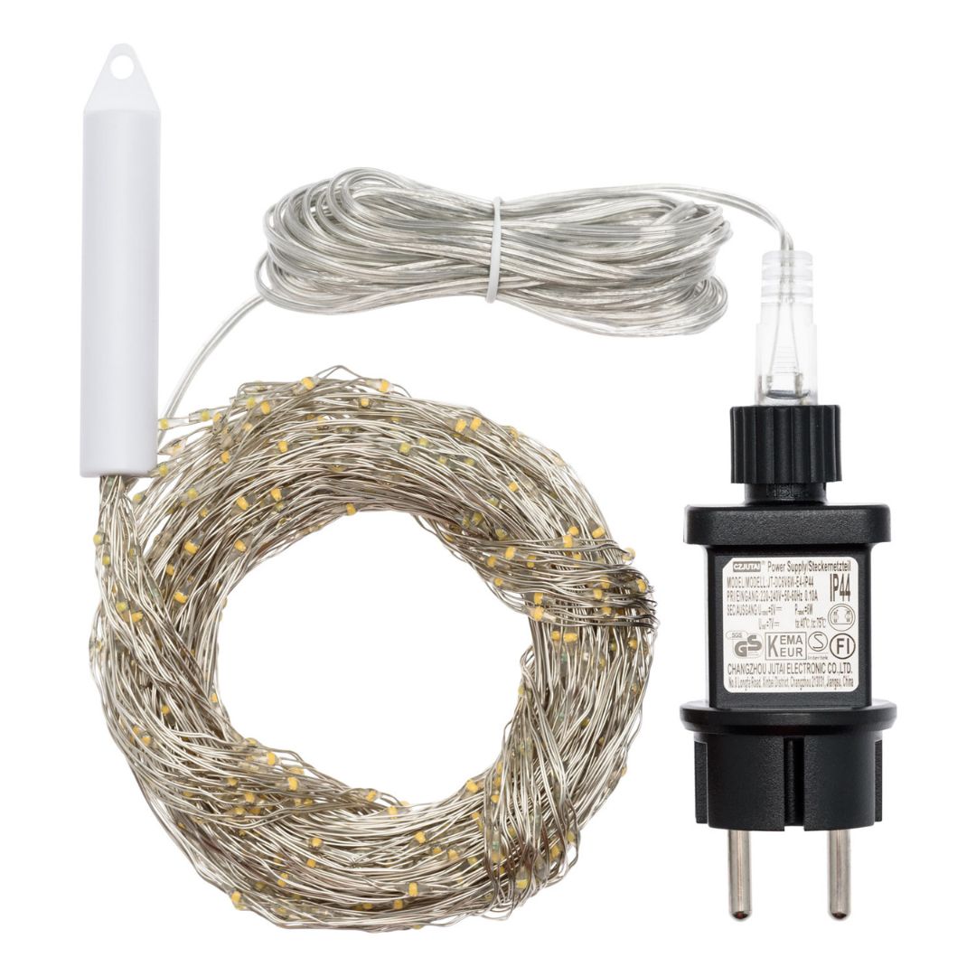 Bobina su sfondo bianco della cascata 900 micro LED con trasformatore.