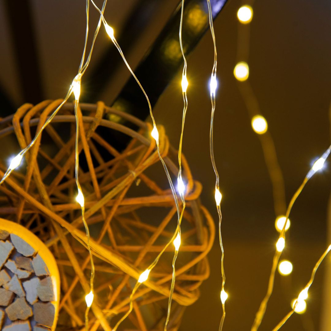 Dettaglio allestimento interno con fili della cascata 900 micro LED bianco caldo e flash LED bianco freddo.