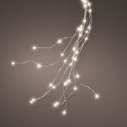 Cascata LED argento su sfondo scuro, fili sottili con micro LED bianco caldo.