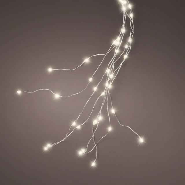 Cascata LED argento su sfondo scuro, fili sottili con micro LED bianco caldo.