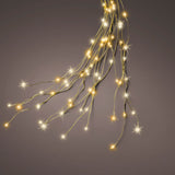 Cascata LED oro su sfondo scuro, fili sottili dorati con micro LED a luce calda e a luce tradizionale.