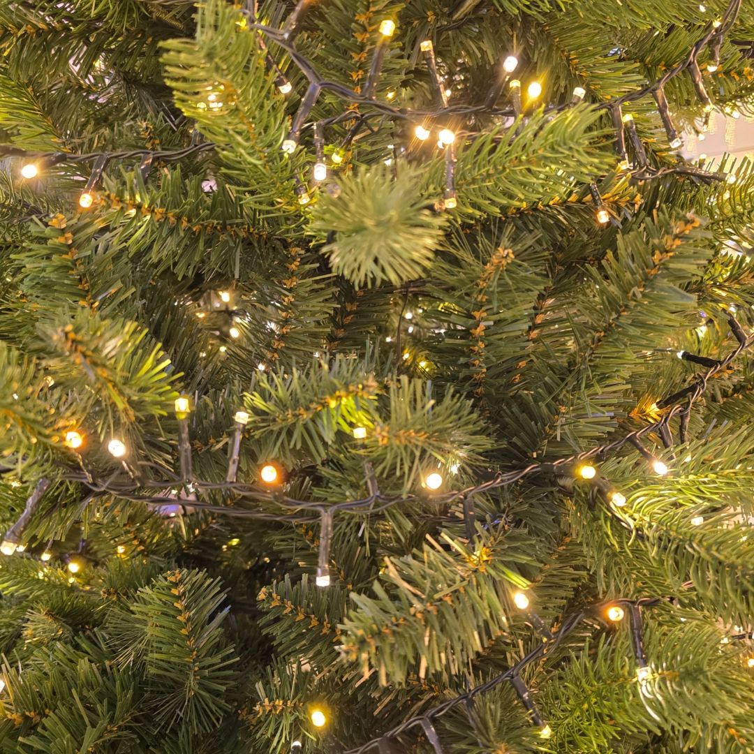 Dettaglio della catena luminosa Multiwarm Mix su albero di Natale.