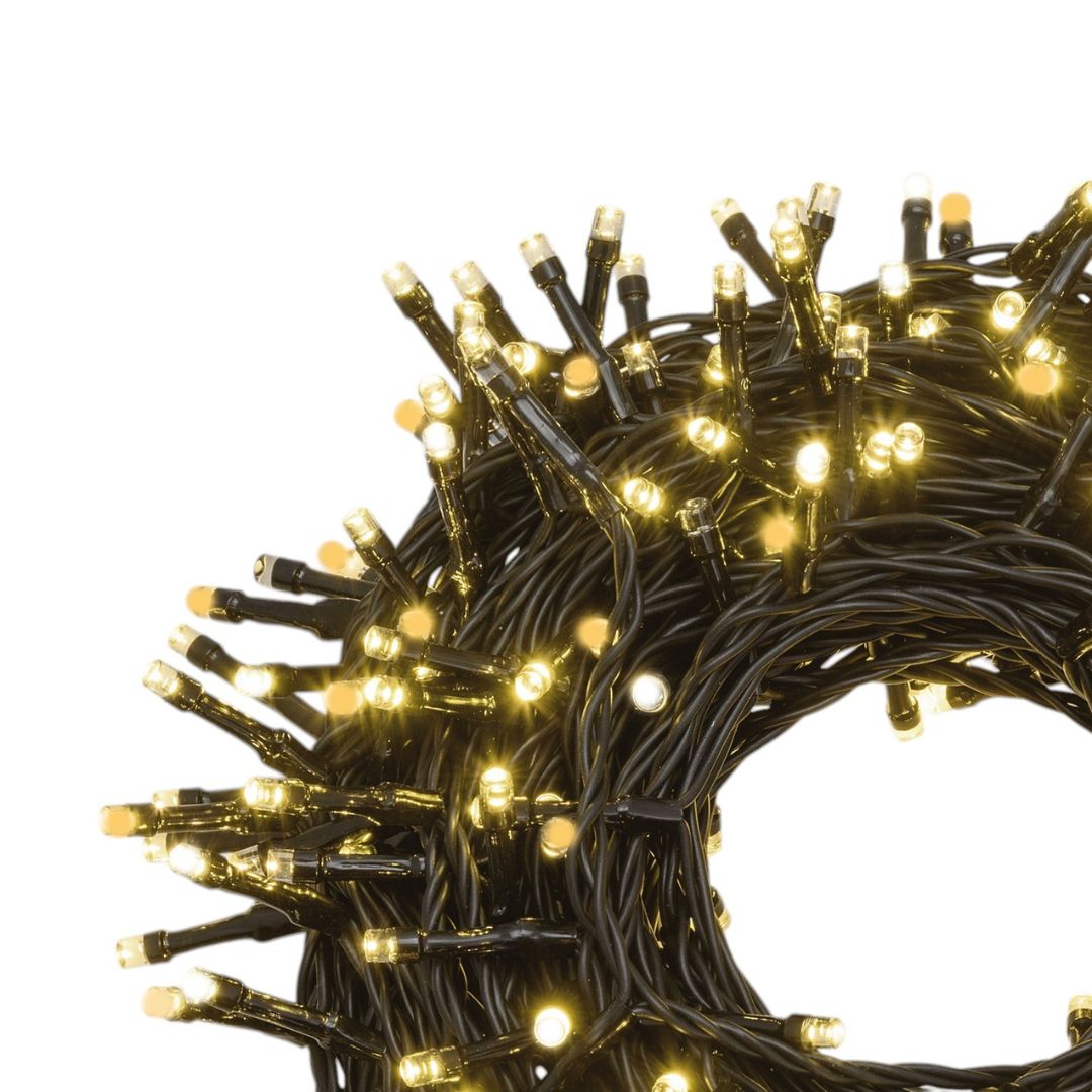 Catena luminosa natalizia con 600 LED di 4 tonalità di bianco caldo differenti su sfondo bianco.