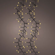 Catena luminosa da 1272 micro LED color champagne con cavo nero su sfondo scuro.