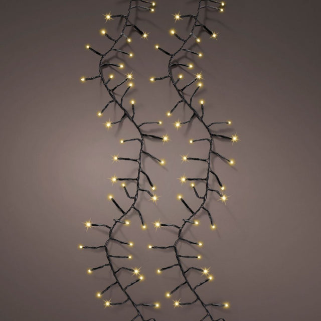 Catena luminosa da 1272 micro LED color champagne con cavo nero su sfondo scuro.