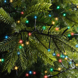Dettaglio catena luminosa da 1272 micro LED multicolor con cavo nero su rami di albero di Natale.