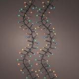 Catena luminosa da 1272 micro LED multicolor con cavo nero su sfondo scuro.