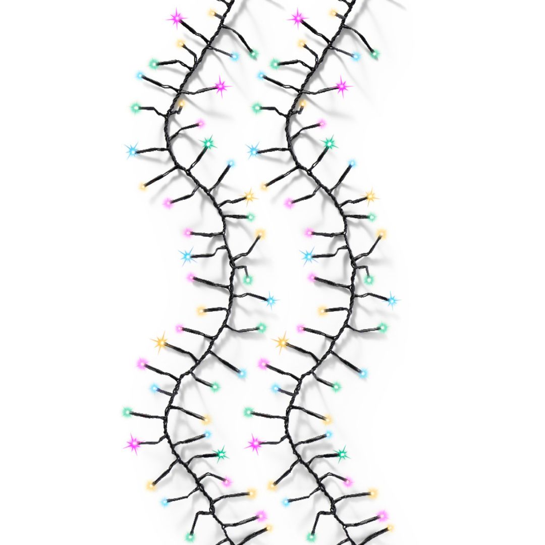 Catena luminosa da 1272 micro LED soft multicolor con cavo nero su sfondo bianco.