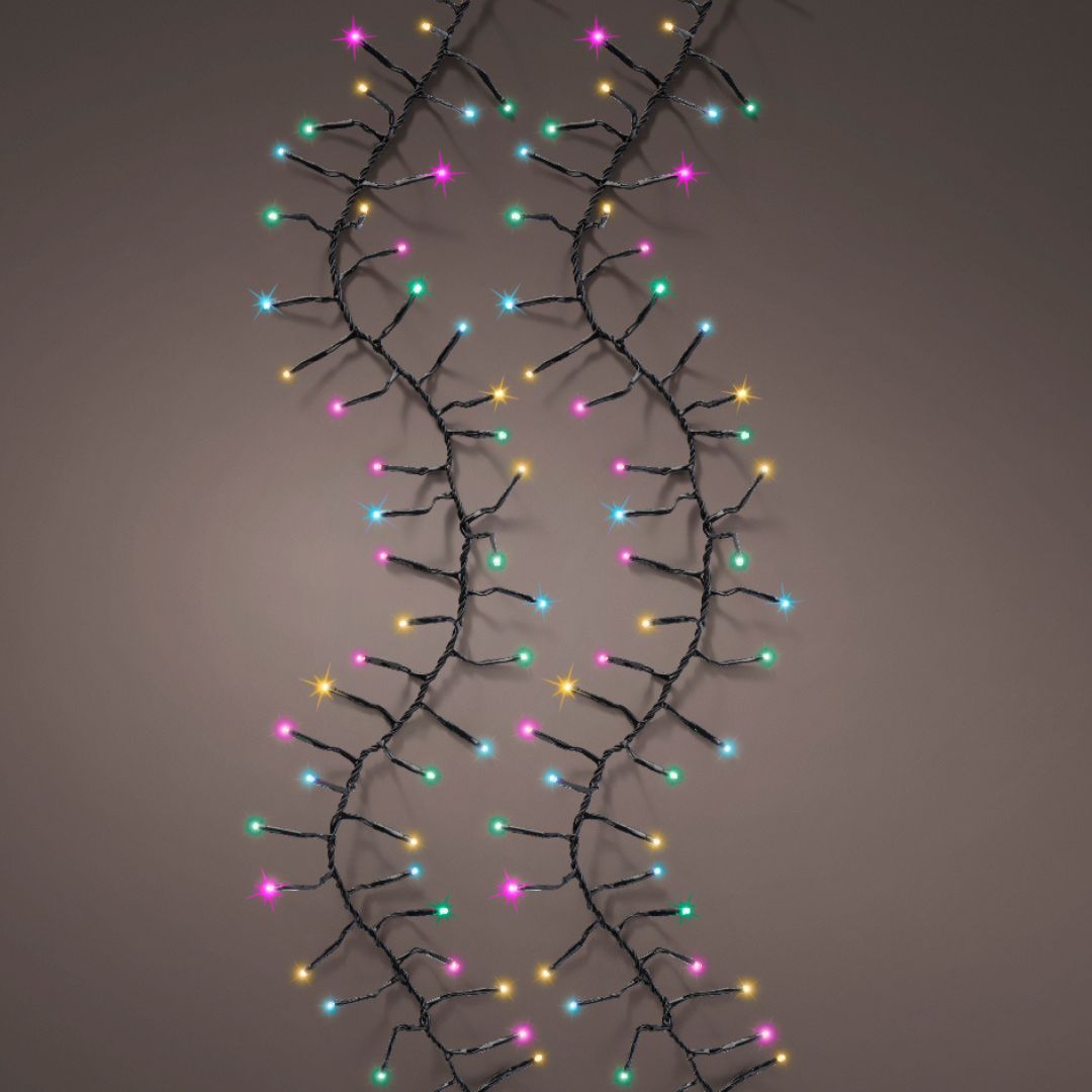 Catena luminosa da 1272 micro LED soft multicolor con cavo nero su sfondo scuro.