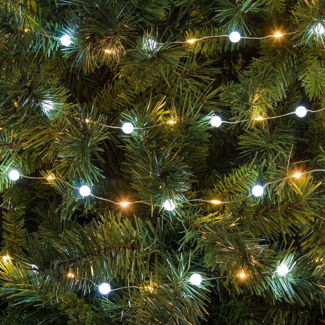 Catena con micro LED bianco caldo alternati a piccole sfere di 1 cm di diametro bianco freddo.