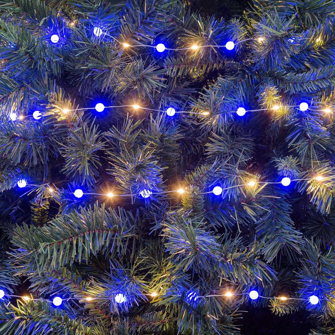 Catena con micro LED bianco caldo alternati a piccole sfere di 1 cm di diametro con luce blu.