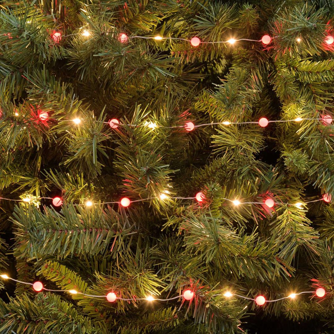 Catena con micro LED bianco caldo alternati a piccole sfere di 1 cm di diametro con luce rossa.