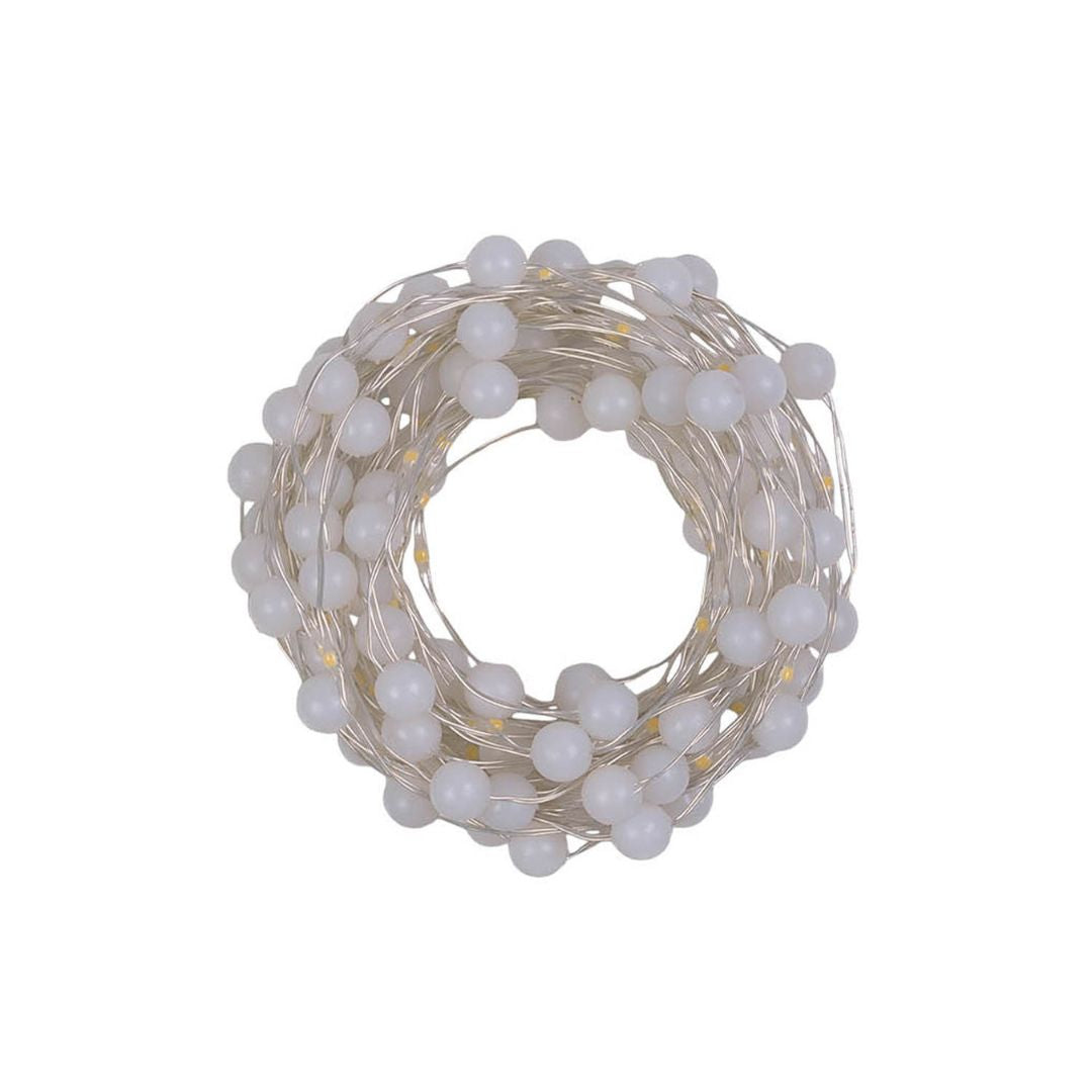 Catena con micro LED alternati a piccole sfere di 1 cm di diametro senza trasformatore su sfondo bianco.