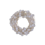 Catena con micro LED alternati a piccole sfere di 1 cm di diametro senza trasformatore su sfondo bianco.