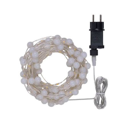 Catena con micro LED alternati a piccole sfere di 1 cm di diametro con trasformatore su sfondo bianco.