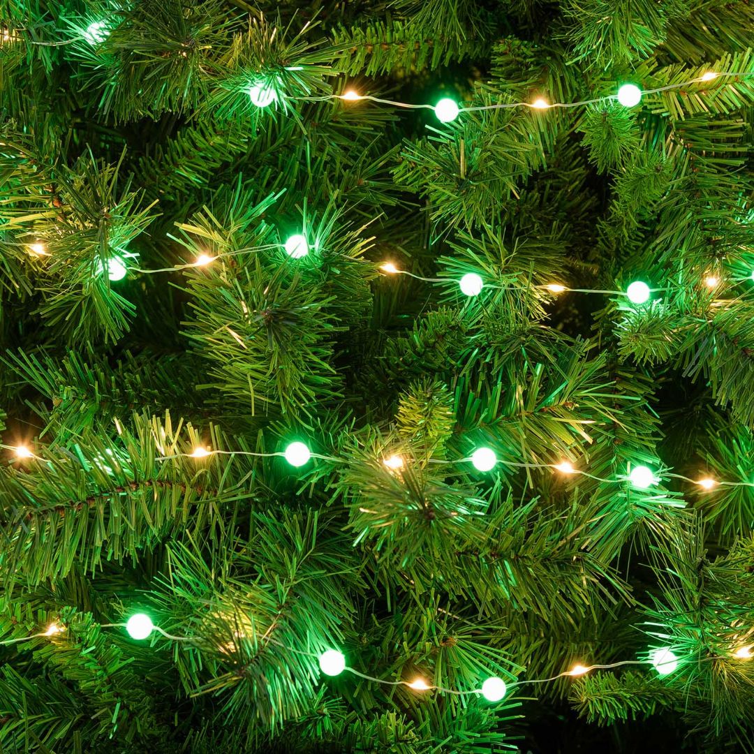 Catena con micro LED bianco caldo alternati a piccole sfere di 1 cm di diametro con luce verde.