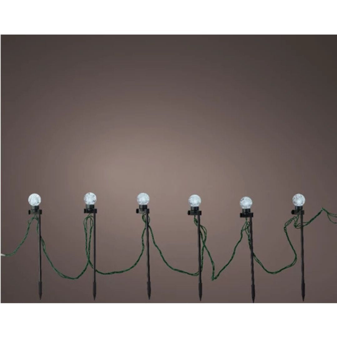 Catena di luci LED con 6 picchetti da giardino su sfondo neutro, luci fredde accese